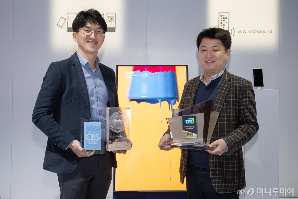 삼성전자 개발·기획 담당자들이 2020년형 더 세로가 수상한 CES 최고 혁신상과 현장 어워드 상패를 들고 기념촬영을 하고 있다./사진제공=삼성전자