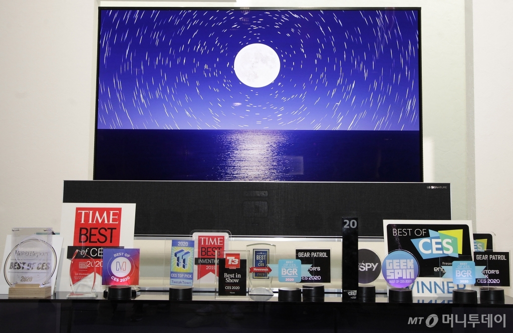 LG전자가 선보인 혁신 제품과 서비스들이 'CES 2020'에서 총 119개의 어워드를 받았다. 특히 TV 제품이 전체 어워드 가운데 절반 이상을 차지하며 기술 리더십을 인정받았다./사진제공=LG전자