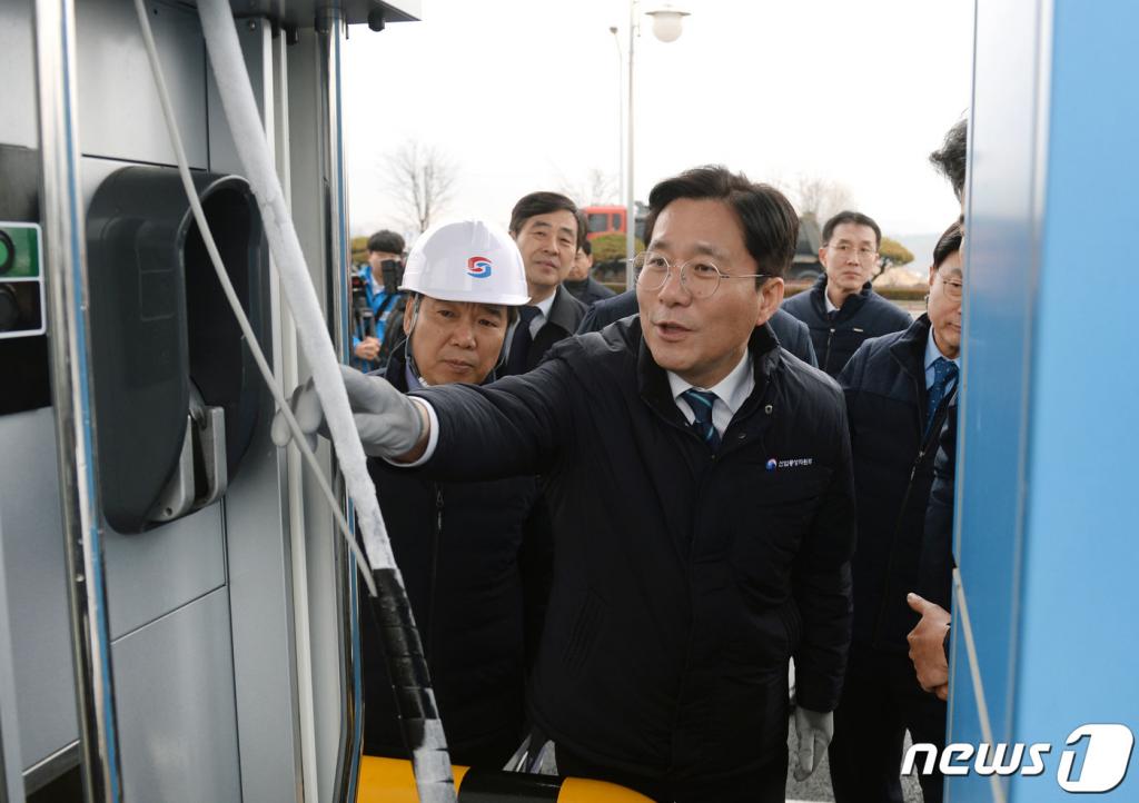 성윤모 산업통상자원부 장관이 26일 오후 수소설비에 대한 국민 불안감 해소를 위해 대전 유성구 학하 수소충전소를 방문, 시설 안전 점검을 하고 있다. (산업통상자원부 제공) 2019.12.26/사진=뉴스1