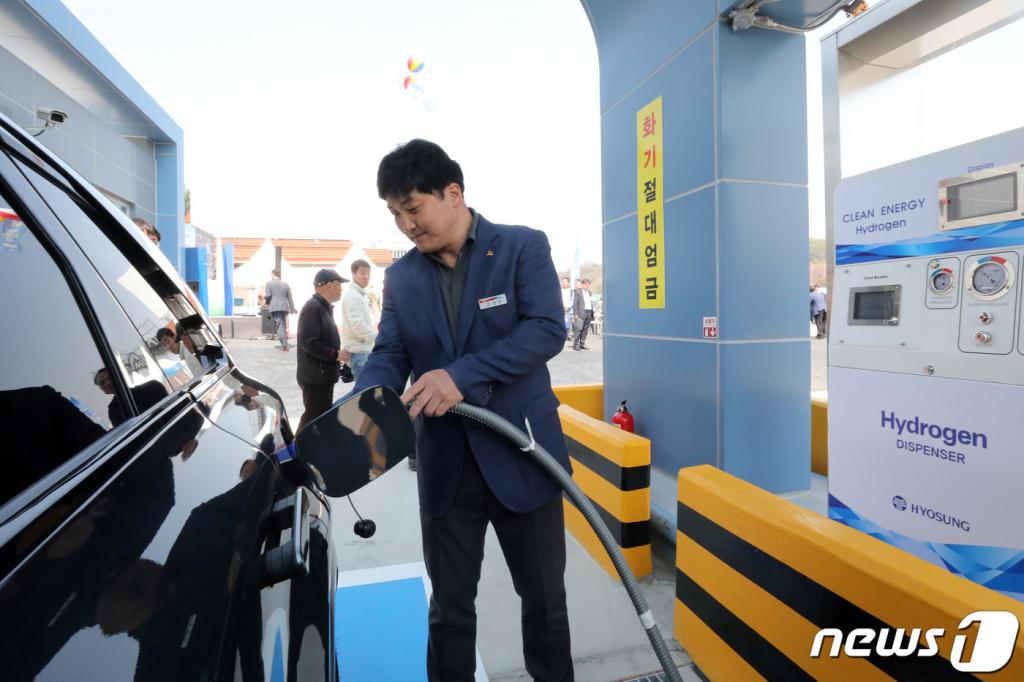12일 오전 경기도 안성시 원곡면 경부고속도로 안성휴게소 부산방향에서 열린 '고속도로 휴게소 수소차 충전소 개장행사'에서 한국도로공사 관계자가 수소차를 충전하고 있다. 2019.4.12/사진=뉴스1