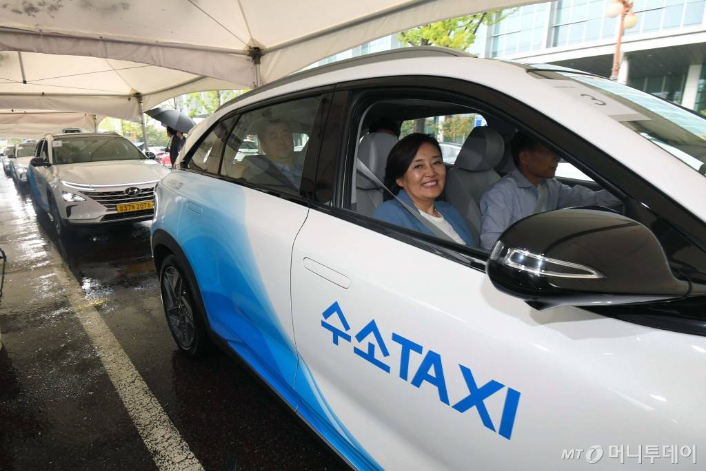 10일 서울 여의도 국회에서 열린 수소차 충전소 개소식에 참석한 박영선 중소벤처기업부 장관이 수소택시를 시승하고 있다.   현대자동차가 올 5월 착공해 약 40여 억원을 들여 완공한 이 시설은 서울 내 첫번째 상업용 수소총전소로, 일반인과 택시도 충전할 수 있다. 국회 내에 수소충전소가 들어선 것은 세계에서 처음이다. 2019.09.10.  /사진=뉴시스