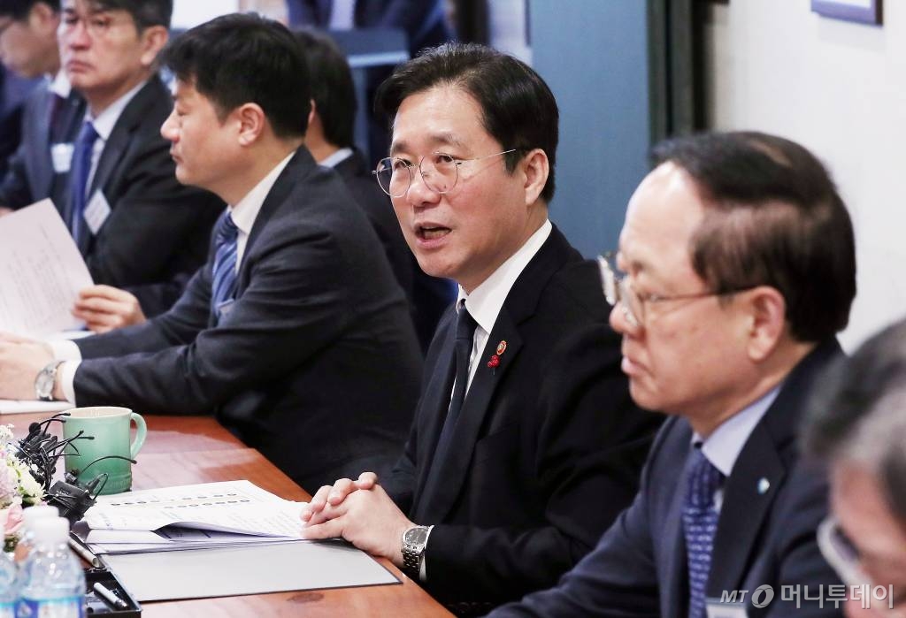 성윤모 산업통상자업부 장관이 수소경제 활성화 로드맵 발표 1주년을 맞아 13일 오전 경기 용인시 기흥구에 위치한 신재생에너지 연계 수전해(물 전기분해) 시스템 제조 중소기업 지필로스를 방문해 관계자들과 간담회를 하고 있다. / 사진=김창현 기자 chmt@