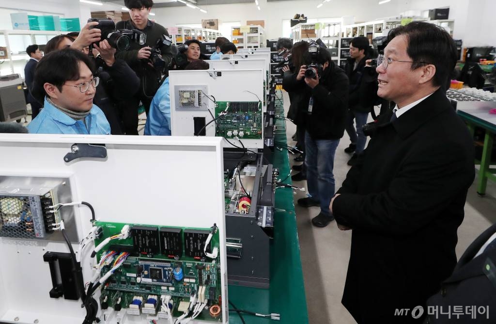 성윤모 산업통상자원부 장관이 수소경제 활성화 로드맵 발표 1주년을 맞아 13일 오전 경기 용인시 기흥구에 위치한 신재생에너지 연계 수전해(물 전기분해) 시스템 제조 중소기업 지필로스를 방문해 현장을 둘러보고 있다. / 사진=김창현 기자 chmt@