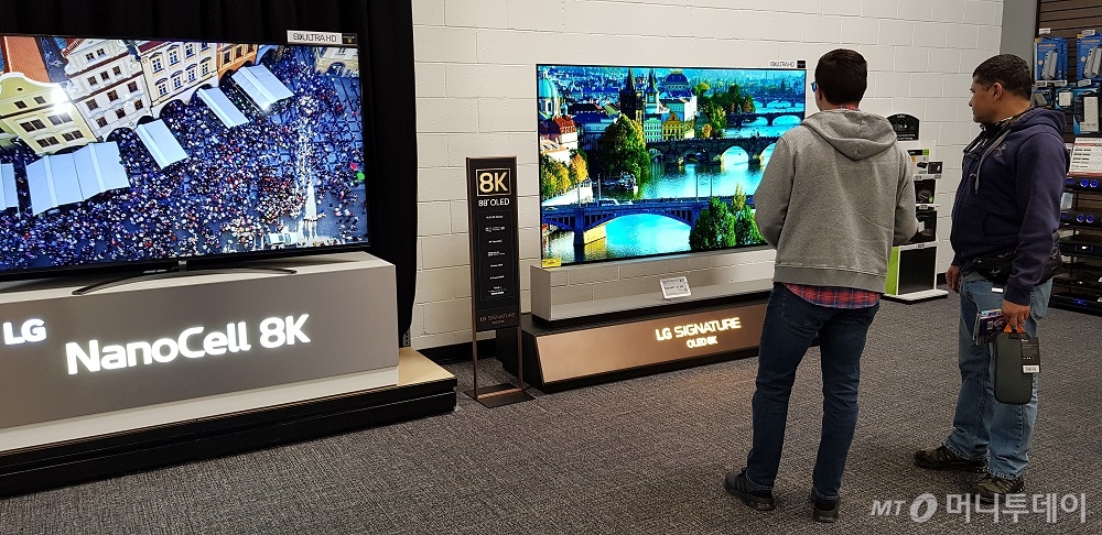 미국 라스베이거스 근교의 베스트바이 매장에서 벤 라미레즈씨(38)가 동생과 함께 88인치 시그니처 올레드 8K TV를 살피고 있다. /사진=심재현 기자