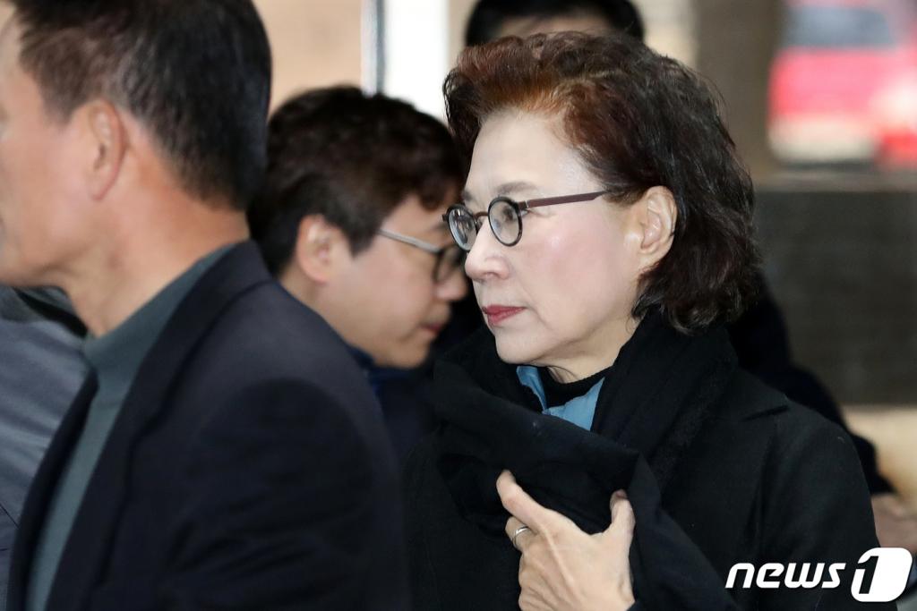 운전기사와 경비원에게 상습적으로 폭언·폭행한 혐의를 받는 고(故) 조양호 한진그룹 회장의 부인 이명희 전 일우재단 이사장이 14일 오전 서울 서초구 서울중앙지방법원에서 열린 상습특수상해등 2회 공판에 출석하고 있다./사진=뉴스1