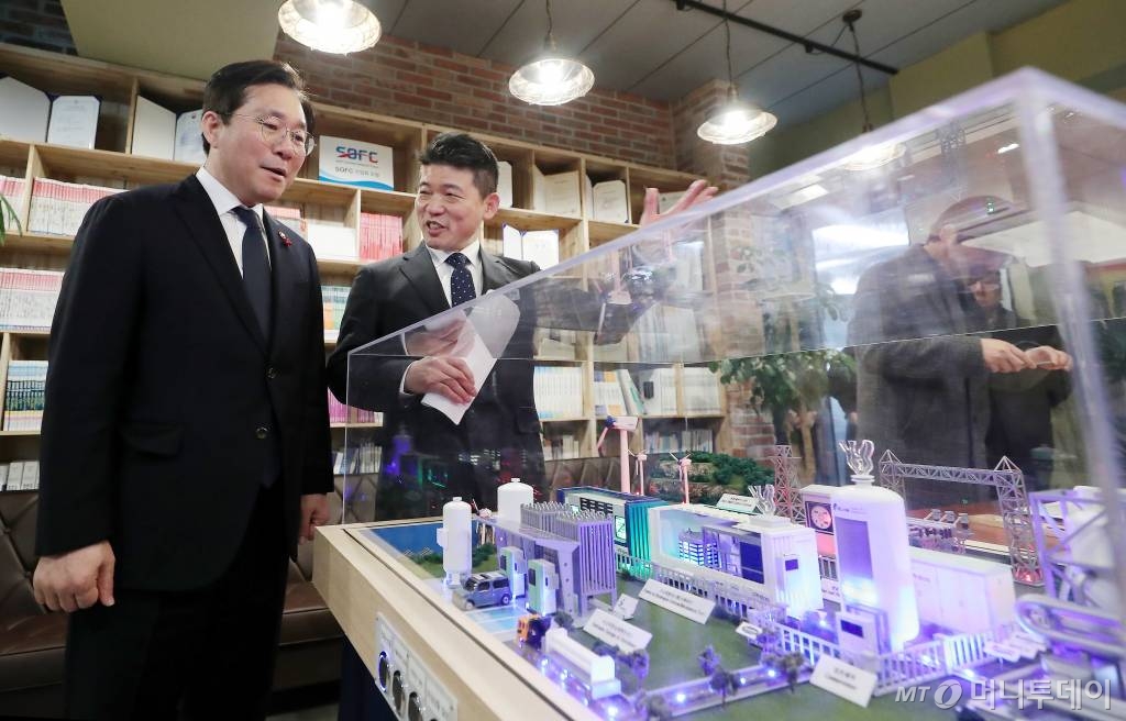 성윤모 산업통상자원부 장관(왼쪽)이 수소경제 활성화 로드맵 발표 1주년을 맞아 13일 오전 경기 용인시 기흥구에 위치한 중소기업 지필로스를 방문해 P2G(Power to Gas)시스템 모형을 살펴보고 있다. 관련 내용을 설명하는 박가우 지필로스 대표(왼쪽에서 두번째). /사진=김창현 기자