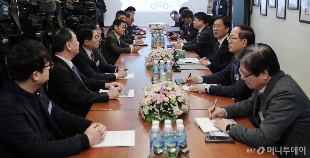 성윤모 산업통상자업부 장관이 수소경제 활성화 로드맵 발표 1주년을 맞아 13일 오전 경기 용인시 기흥구에 위치한 중소기업 지필로스를 방문해 관계자들과 간담회를 하고 있다. /사진=김창현 기자