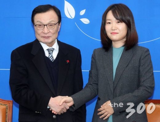 더불어민주당 이해찬 대표가 14일 오전 서울 여의도 국회에서 열린 인재 영입행사에서 당 인재영입 8호 환경전문가 이소영 변호사와 악수하고 있다. / 사진=홍봉진 기자 honggga@