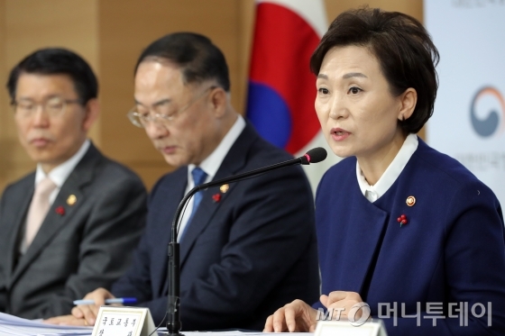 김현미 국토교통부 장관이 지난달 16일 오후 종로구 정부서울청사 브리핑룸에서 열린 주택시장 안정화 방안 관련 관계부처 합동브리핑에서 취재진 질문에 답하고 있다. / 사진=이기범 기자 leekb@