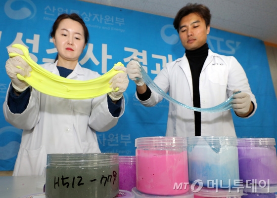 20일 오전 경기도 군포시 한국기계전기전자시험연구원에서 연구원들이 안전기준에 부적합해 리콜 명령을 받은 액체괴물을 보여주고 있다.  산업통상자원부 국가기술표준원은 어린이제품, 생활-전기용품 46품목, 1,366개 제품에 대한 안전성 조사결과 132개 제품이 안전기준에 부적합해 해당제품을 리콜 명령을 내렸다고 밝혔다.  특히 부적합 제품 중 어린이에게 인기가 높은 액체괴물은 76개 제품이 리콜 조치 됐다. 2018.12.20/사진=뉴스1