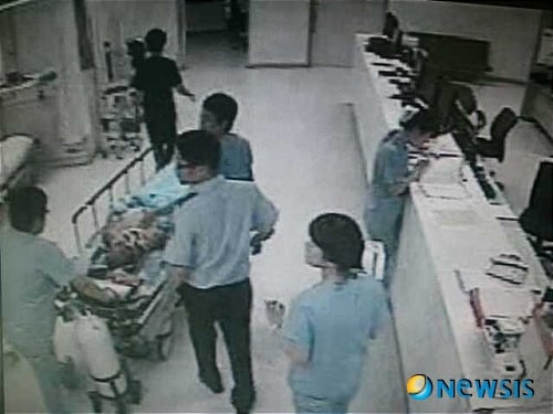 2011년 8월 18일 오전 새벽 자살을 시도한 신창원이 안동병원 응급실로 이동하는 장면이 폐쇄회로에 찍혔다. / 사진 = 뉴시스