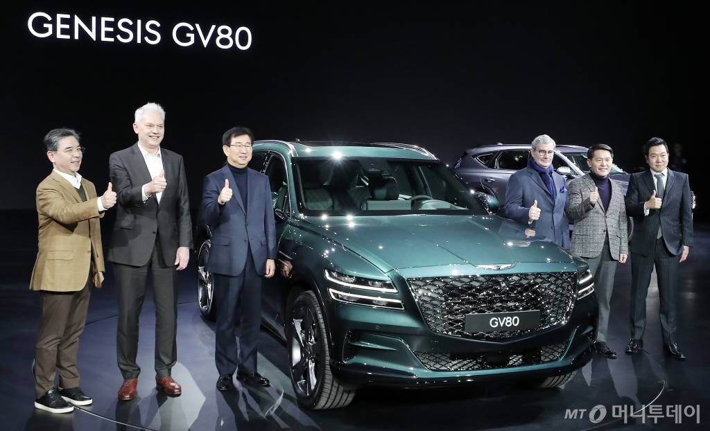 현대자동차그룹 고급 브랜드 제네시스가 15일 오전 경기 고양시 킨텍스에서 선보인 첫 SUV 'GV80'. 현대차그룹 임원진이 기념사진을 촬영하고 있다. /사진=김창현 기자