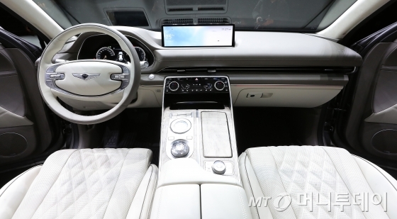 현대자동차그룹 고급 브랜드 제네시스가 15일 오전 경기 고양시 킨텍스에서 첫번째 럭셔리 플래그쉽 SUV 'GV80'의 실물 차량을 선보였다.'GV80'은 제네시스가 처음 선보이는 후륜구동 기반의 대형 SUV 모델로, 2017년 미국 뉴욕에서 콘셉트카로 첫 선을 보인 뒤 2년9개월 만에 실제 차량이 공개됐다. 역동적이고 우아한 디자인 철학을 가진 'GV80'의 3.0 디젤 모델 가격은 6580만원부터 시작하며, 가솔린 2.5/3.5 터보 모델을 더해 총 3가지 엔진 라인업을 운영할 계획이다. / 사진=김창현 기자 chmt@