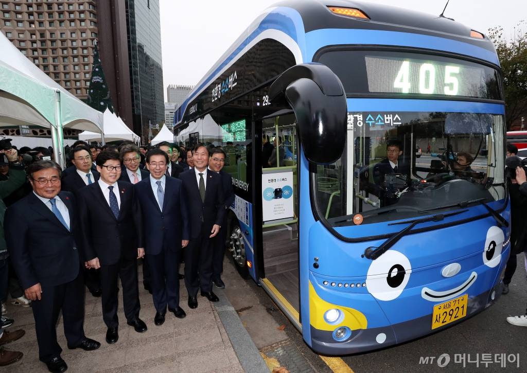 박원순 서울시장, 성윤모 산업통상자원부 장관, 조명래 환경부 장관을 비롯한 참석자들이 21일 오후 서울광장 앞에서 수소버스 시승하고 있다. / 사진=홍봉진 기자 honggga@