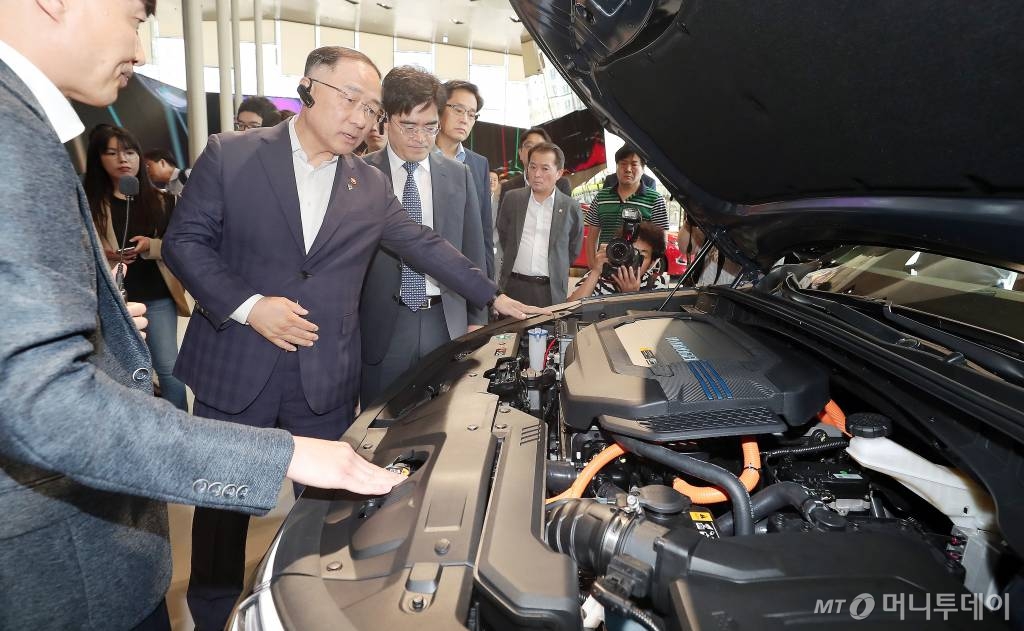 홍남기 경제부총리 겸 기획재정부 장관이 25일 오후 경기 고양시 일산서구 대화동 현대 모터스튜디오 고양을 방문해 수소차 넥쏘를 살펴보고 있다. / 사진=김창현 기자 chmt@