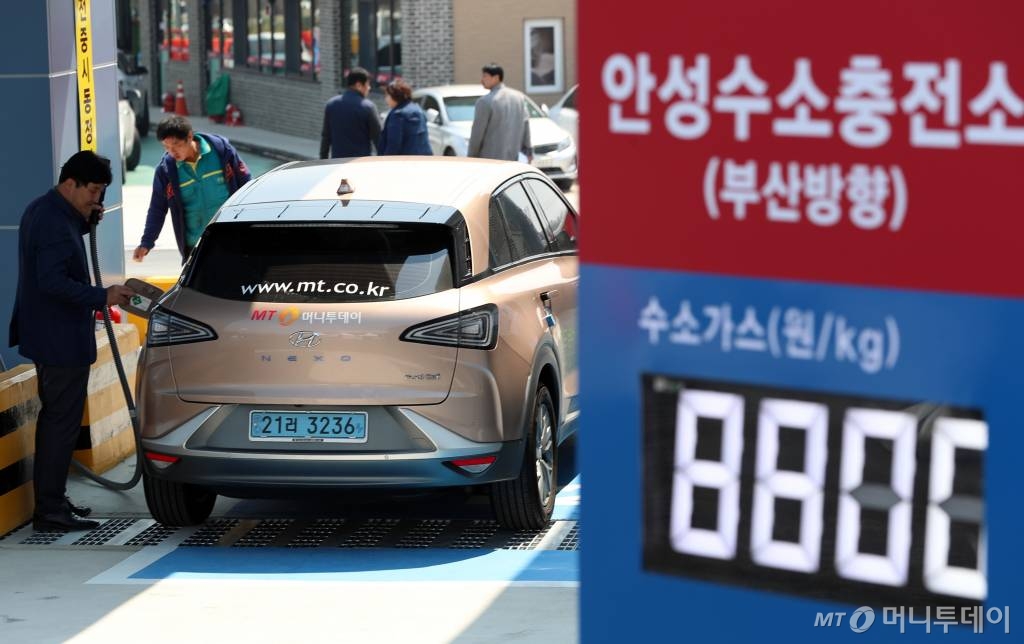 고속도로 휴게소 수소차 충전소 개장식시 열린 12일 경기 경부고속도로 안성휴게소(부산방향)에서 관계자가 수소차를 충전하고 있다. / 사진=안성(경기)=이기범 기자 leekb@