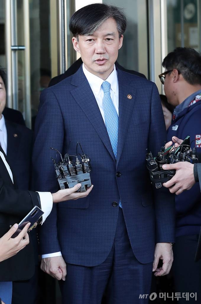 사의를 표명한 조국 법무부 장관이 지난해 10월14일 오후 경기 과천 법무부 청사에서 입장을 밝히고 있다. / 사진=김창현 기자 chmt@