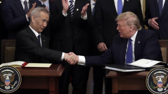 [워싱턴=AP/뉴시스]도널드 트럼프(오른쪽) 미국 대통령과 류허 중국 중앙정치국 위원 겸 부총리가 15일(현지시간) 백악관 집무실에서 미중 1단계 무역 합의안에 서명 후 악수하고 있다. 합의안에는 중국이 앞으로 2년에 걸쳐 2000억 달러(약 231조 6000억 원)어치의 미국산 상품을 추가로 구매한다는 내용 등이 담겼다. 2020.01.16.