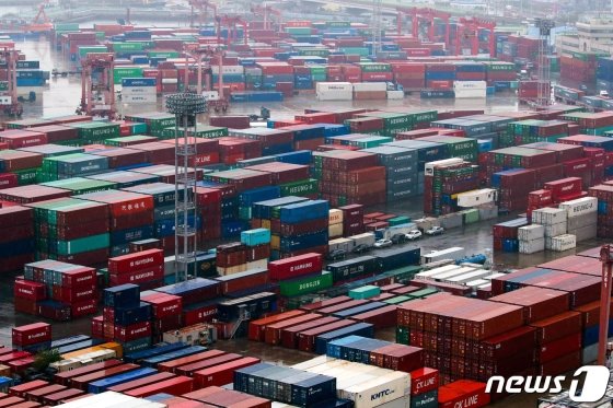 부산 남구 신선대 부두 야적장에 컨테이너가 적재되어 있는 모습. (뉴스1 DB) 2020.1.1/뉴스1 <저작권자 ⓒ 뉴스1코리아, 무단전재 및 재배포 금지>