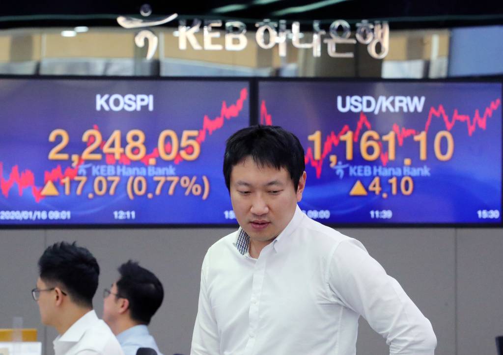 [서울=뉴시스]김근현 기자 = 딜러들이 16일 오후 서울 중구 KEB하나은행 딜링룸에서 업무를 보고 있다. 이날 코스피는 전 거래일보다 17.07포인트(0.77%) 오른 2248.05, 코스닥은 7.36포인트(1.08%) 오른 686.52로 장을 마감했다. 원·달러 환율은 4.10원 오른 1161.10원로 마감했다. 2020.01.16.  khkim@newsis.com