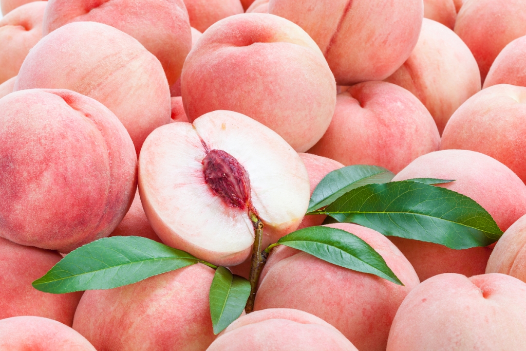 단단한 씨를 가진 복숭아의 경우 씨는 따로 일반쓰레기로 버려줘야 한다./사진=이미지투데이