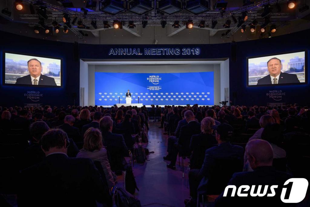 마이크 폼페이오 미국 국무장관이 22일(현지시간) 스위스 다보스 세계경제포럼(WEF)에서 화상 연설을 하고있는 모습이 보인다. /AFP=뉴스1