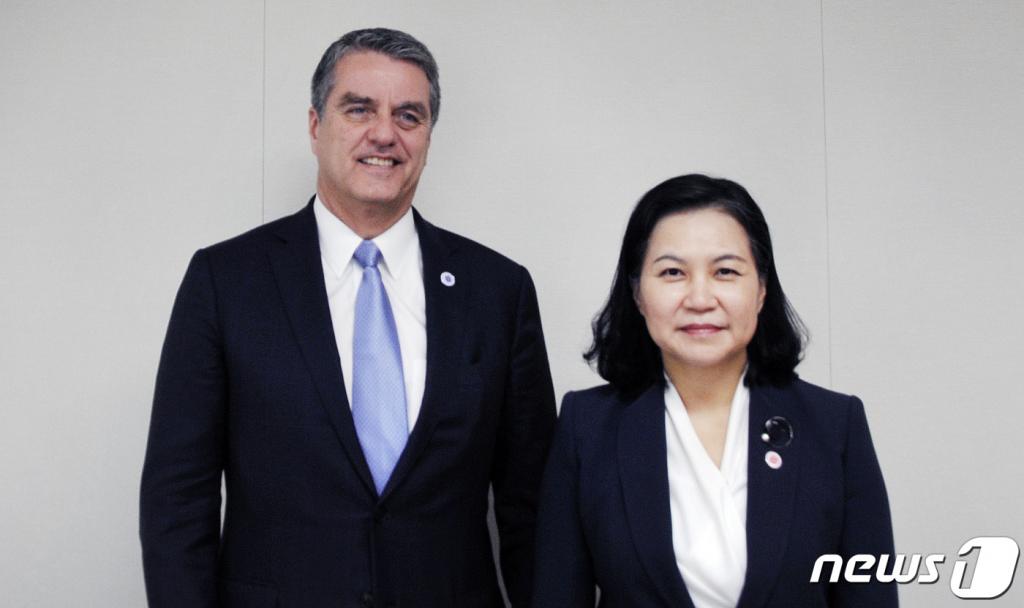 유명희 산업통상자원부 통상교섭본부장이 9일(현지시간) 일본 츠쿠바에서 열린 '2019 G20 무역디지털경제 장관회의'에 참석해 호베르토 아제베도 WTO 사무총장과 면담을 앞두고 기념촬영을 하고 있다.(산업통상자원부 제공) 2019.6.10/사진=뉴스1