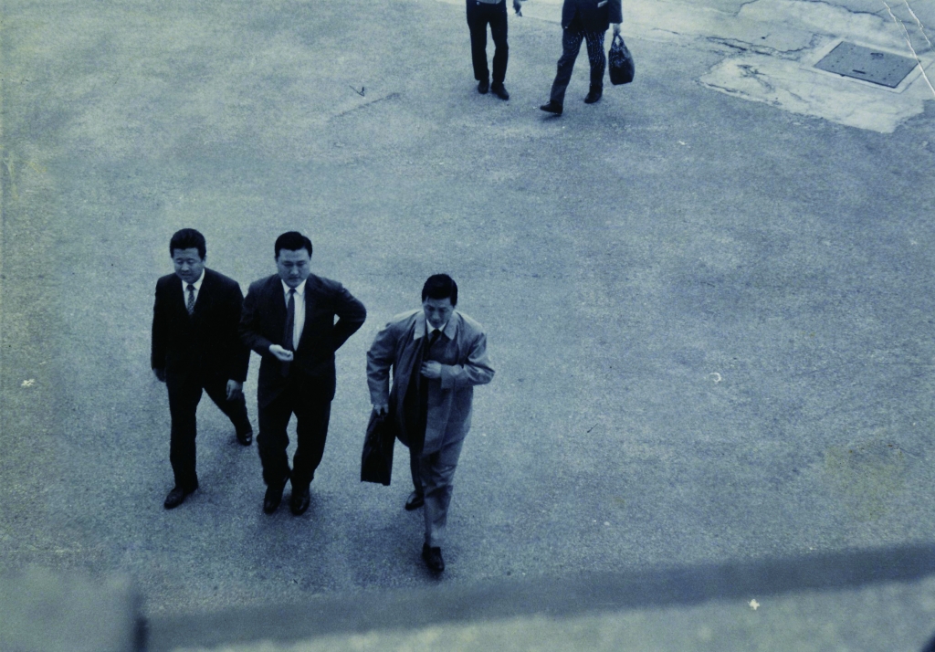 1965년 고국으로 입국한 신격호(가운데) 명예회장. 신 명예회장은 롯데제과를 시작으로 호텔롯데 등 한국 롯데의 기반을 만들었다. /사진제공=롯데지주