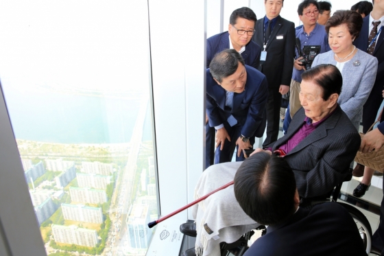 2017년 완공된 롯데월드타워를 찾은 신격호 명예회장. 롯데월드타워는 신 명예회장의 오랜 숙원사업이다. /사진제공=롯데지주