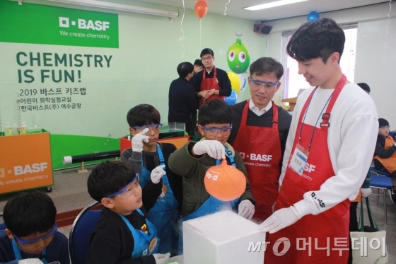 이운신 한국 바스프 전무(여수공장장)는 "키즈랩이 단순한 사회공헌 활동을 넘어 기업의 철학이 반영된 사업"이라고 설명했다. (사진제공/바스프)