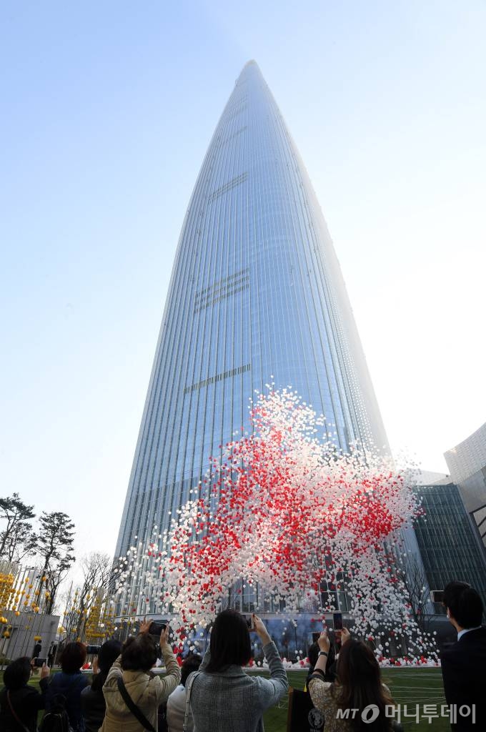 롯데월드타워 그랜드 오픈일인 3일 서울 송파구 롯데월드타워에서 개장을 축하하는 풍선 세레머니가 펼쳐지고 있다. / 사진=이기범 기자 leekb@