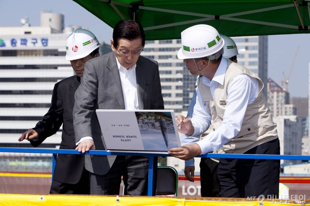 2011년 6월 제2롯데월드 건설현장에 방문한 신격호 롯데그룹 명예회장 / 사진제공=롯데그룹