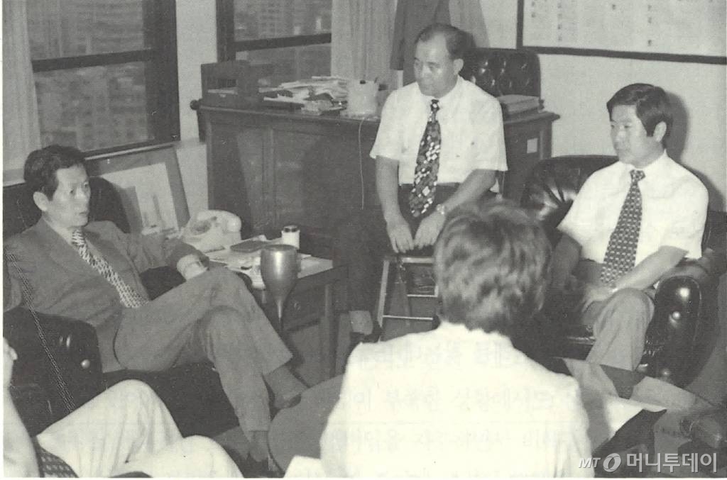 롯데호텔 설립 추진 회의를 진행 중인 신격호 롯데그룹 명예회장(연도 미상) / 사진제공=롯데그룹