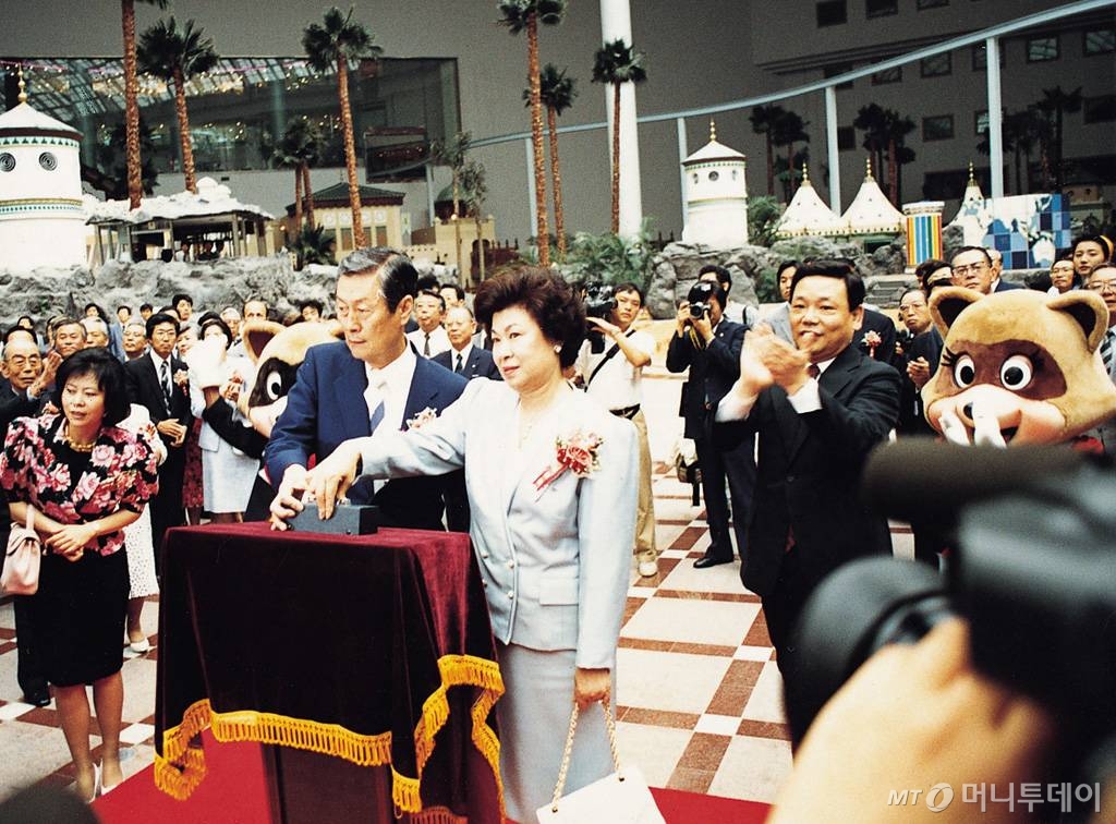 1989년 7월 롯데월드 개관식에 참석한 신격호 롯데그룹 명예회장. / 사진제공=롯데그룹