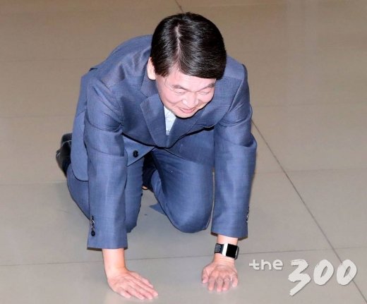  바른미래당 안철수 전 의원이 19일 오후 인천국제공항을 통해 귀국, 큰절하고 있다. / 사진=홍봉진 기자 honggga@