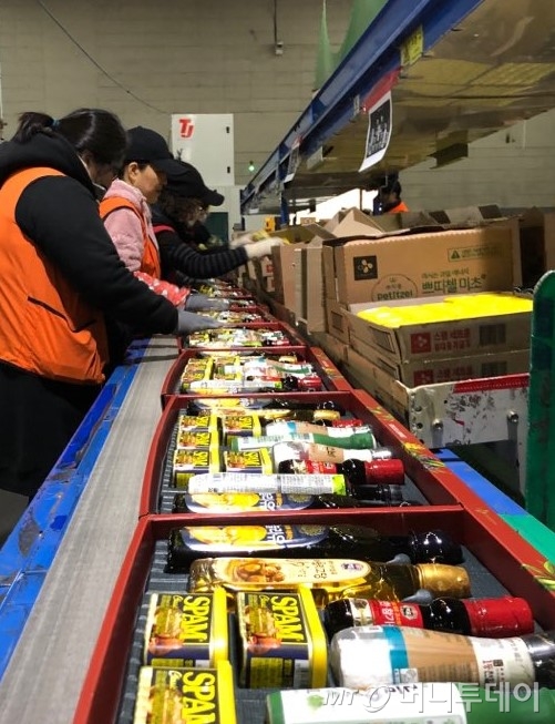 지난 17일 막바지 스팸 선물 세트 포장 작업을 하는 CJ대한통운 군포유통센터를 찾았다. 이곳에서는 지난해 10월부터 총 60종 200만 세트를 생산했다. /사진제공=CJ제일제당