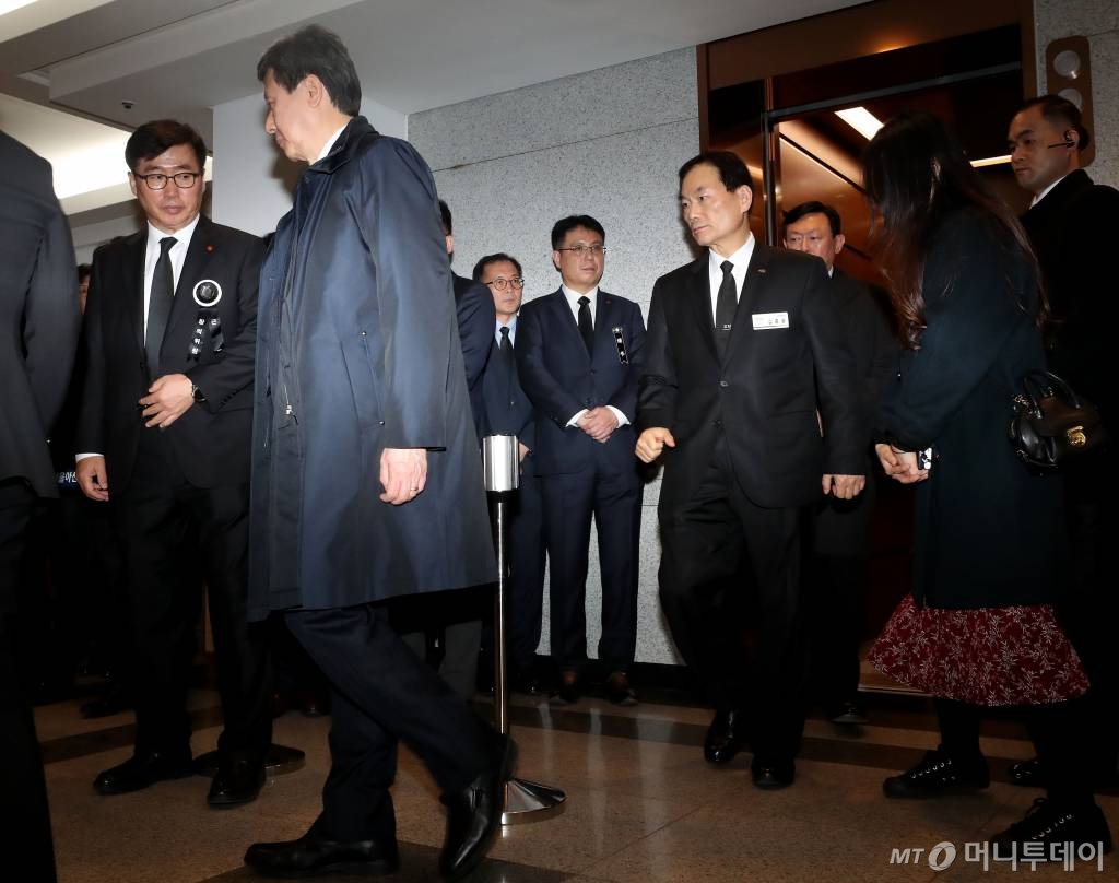 신동빈 롯데그룹 회장과 신동주 전 일본 롯데홀딩스 부회장이 19일 오후 송파구 서울아산병원 장례식장에 마련된 고 신격호 롯데그룹 명예회장의 빈소에 들어서고 있다. 2020-01-19 / 사진=홍봉진 기자 honggga@