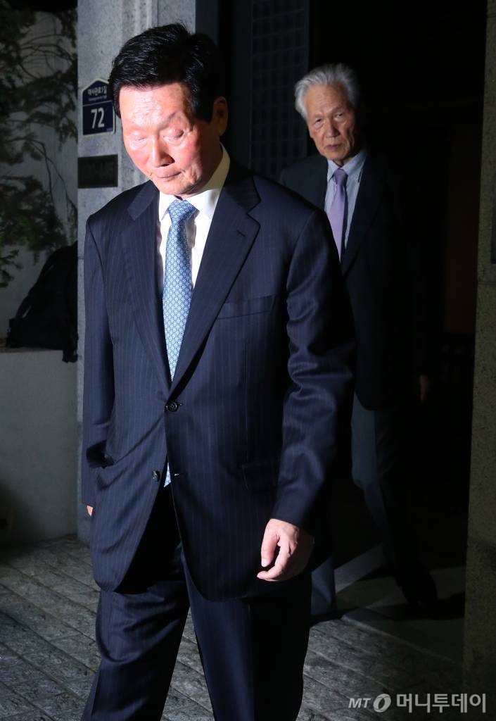 신격호 롯데 그룹 총괄회장의 동생인 신준호 푸르밀 회장, 신선호 산사스 사장이 31일 오후 서울 성북동 신동주 前 일본 롯데홀딩스 부회장의 자택에서 제사를 마치고 차량으로 이동하고 있다. 2015-07-31  / 사진=이동훈 기자 photoguy@