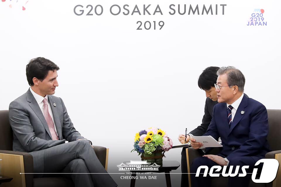 문재인 대통령이 29일 일본 오사카 인텍스 오사카에서 쥐스탱 트뤼도 캐나다 총리와 정상회담을 하고 있다. (청와대 페이스북) 2019.6.29/사진=뉴스1