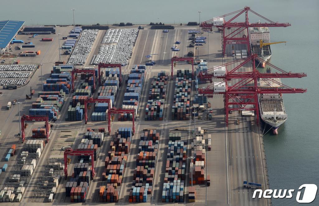 설 명절 연휴를 앞둔 1일 오후 경기도 평택항 컨테이너 부두에 수출 차량과 컨테이너가 선적을 기다리고 있다. 2019.2.1/사진=뉴스1