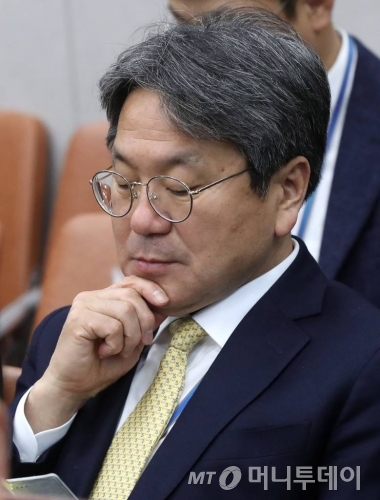 강기정 청와대 정무수석이 29일 오전 서울 여의도 국회에서 열린 운영위원회 전체회의에서 생각에 잠겨 있다. / 사진=홍봉진 기자 honggga@
