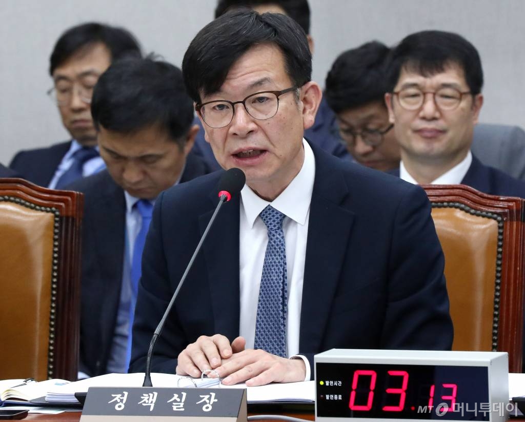 김상조 청와대 정책실장이 1일 오전 서울 여의도 국회에서 열린 운영위원회의 대통령비서실, 국가안보실, 대통령경호처 등의 국정감사에서 의원 질의에 답변하고 있다. / 사진=홍봉진 기자 honggga@