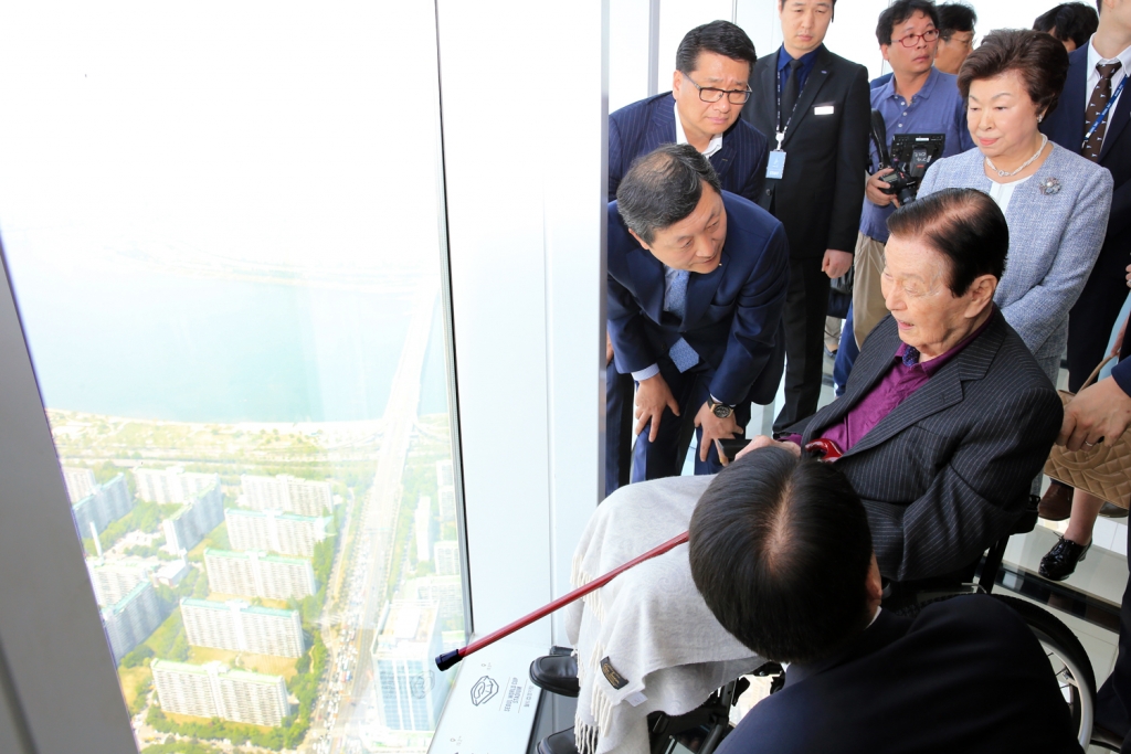 2017년 서울 송파구 잠실 롯데월드타워에 오른 신격호 명예회장의 모습. /사진=롯데그룹