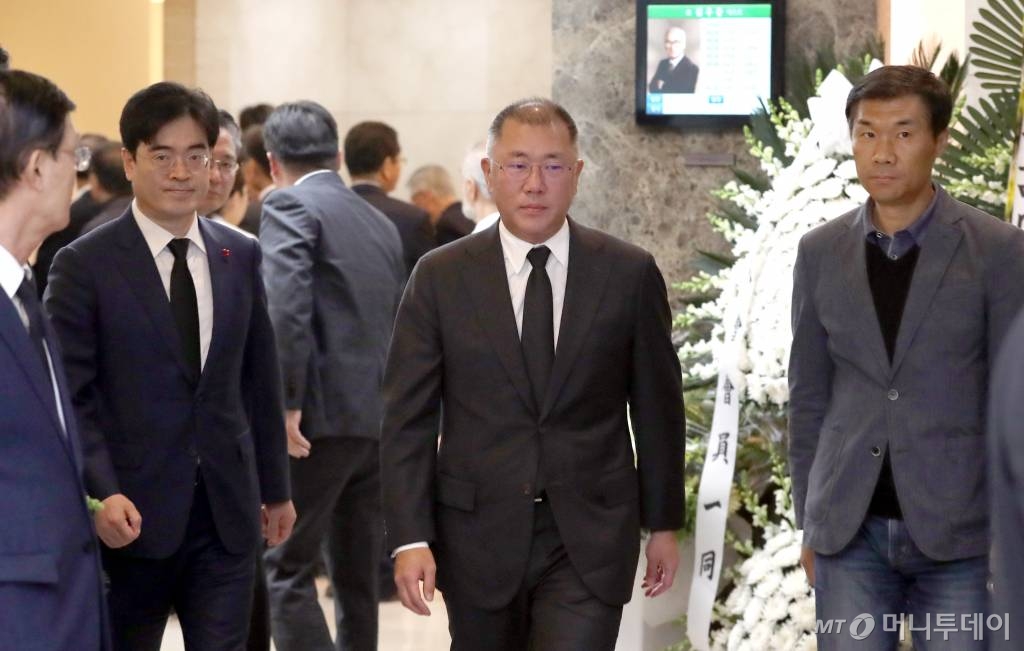 지난해 12월 10일 오후 경기도 수원시 아주대학교병원 장례식장에 마련된 故 김우중 전 대우그룹 회장 빈소를 찾은 정의선 현대자동차그룹 수석부회장 조문을 마친뒤 돌아서고 있다. / 사진=김창현 기자 chmt@