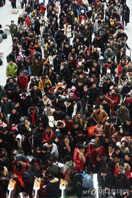 1일 (현지시간) 중국 저장성 항저우 역에서 설 연휴인 춘제 귀성객들이 기차를 타기 위해 길게 줄을 서 있다. 춘제 연휴 기간 중국 전역의 귀성·귀경객은 연인원 30억명에 달할 것으로 예상된다.  © AFP=뉴스1  <저작권자 © 뉴스1코리아, 무단전재 및 재배포 금지>
