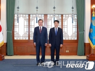 문재인 대통령이 3일 오후 청와대에서 장하성 주중국대사에게 신임장 전달 후 기념촬영을 하고 있다. (청와대 페이스북) 2019.5.3/뉴스1  <저작권자 ⓒ 뉴스1코리아, 무단전재 및 재배포 금지>