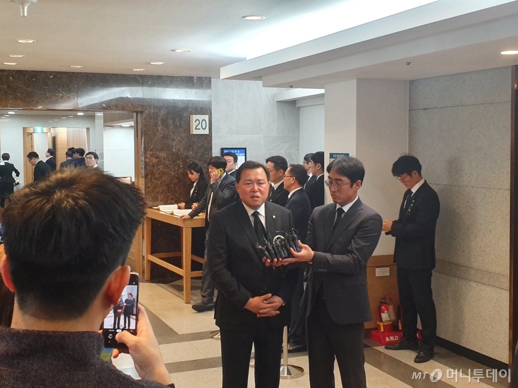 황각규 롯데지주 부회장이 20일 오전 빈소가 마련된 서울 송파구 서울아산병원 장례식장에서 "창업자께서는 대한민국과 일본에서 기업을 일으킨 굉장히 훌륭한 분"이라고 말했다. /사진=정혜윤 기자