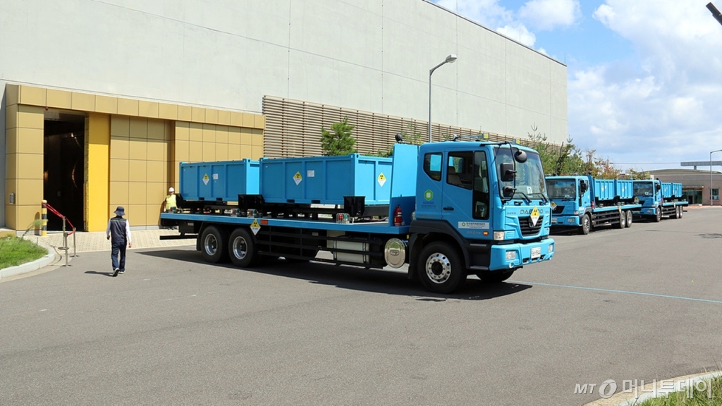 방폐물 운반 차량들이 인수 검사시설 앞에서 입고를 기다리는 모습./사진제공=한국원자력환경공단