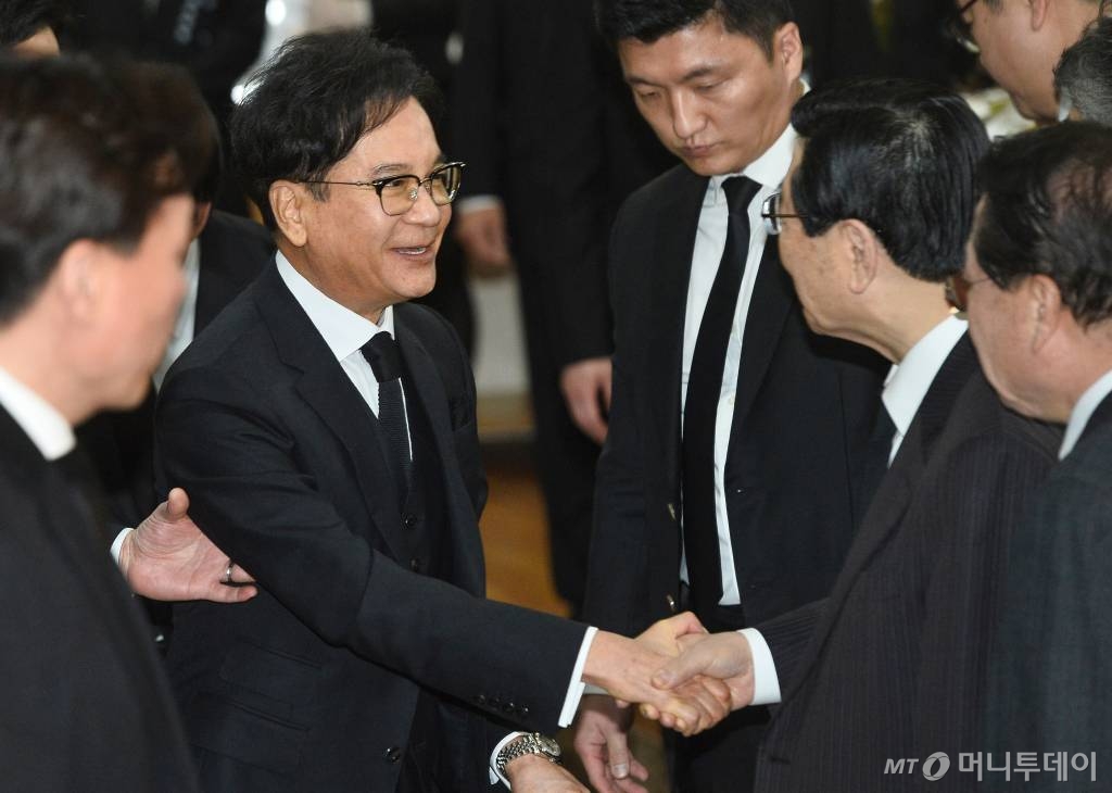 이재현 CJ그룹 회장이 20일 송파구 서울아산병원 장례식장에 마련된 故 신격호 롯데그룹 명예회장의 빈소에 들어서며 인사를 나누고 있다. / 사진=김휘선 기자 hwijpg@