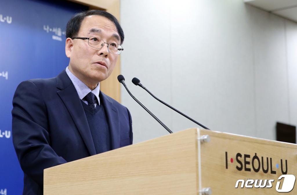 최정균 서울교통공사 사장직무대행이 20일 오후 서울시청 브리핑룸에서 승무시간 조정 관련 기자회견을 하고 있다. 공사는 고심 끝에 4.5시간(4시간30분)에서 4.7시간(4시간42분)으로 12분 조정했던 운전 시간 변경을 잠정 중단하기로 했다"고 밝혔다. /사진=뉴스1